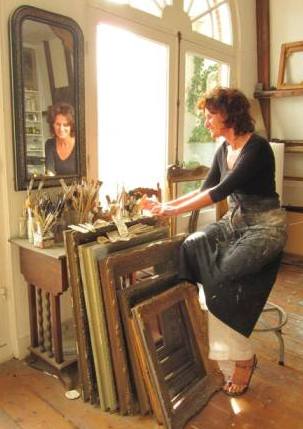Nanette Backers in haar atelier.